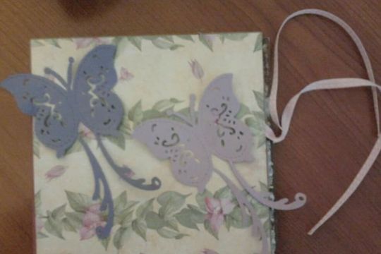 Biglietto di auguri con motivo floreale e farfalle decoupage — Featured image