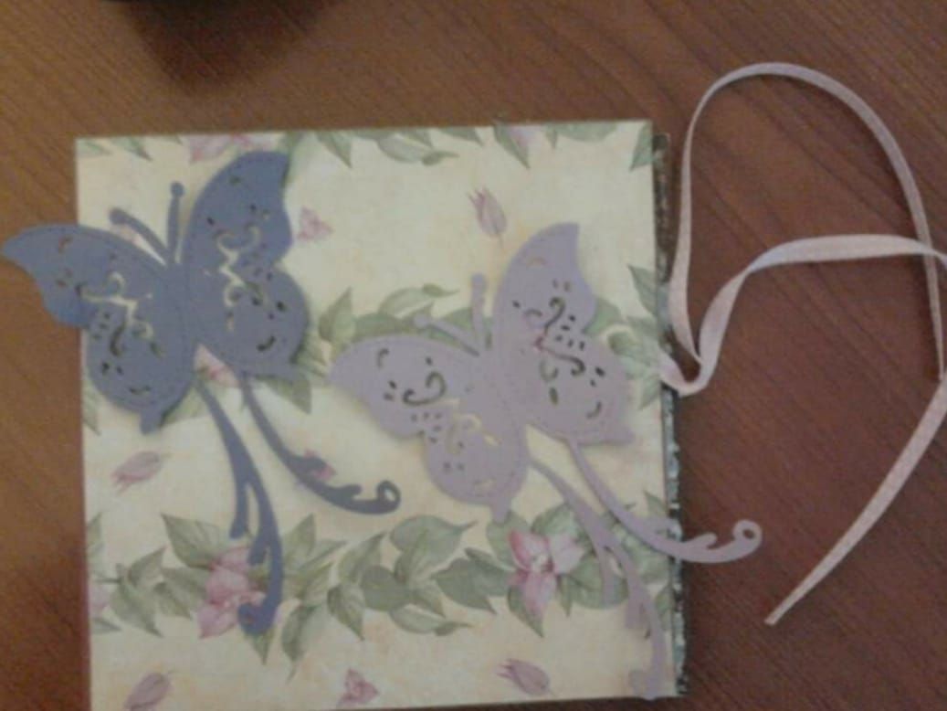 Biglietto di auguri con motivo floreale e farfalle decoupage — Featured image